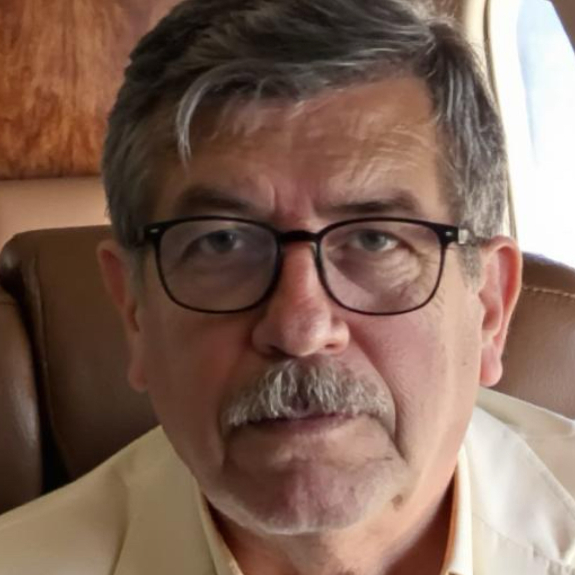 Dr Carlos Alberto Esquivel
